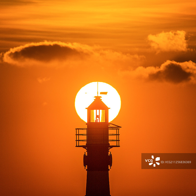 珠海灯塔楼太阳前的剪影图片素材