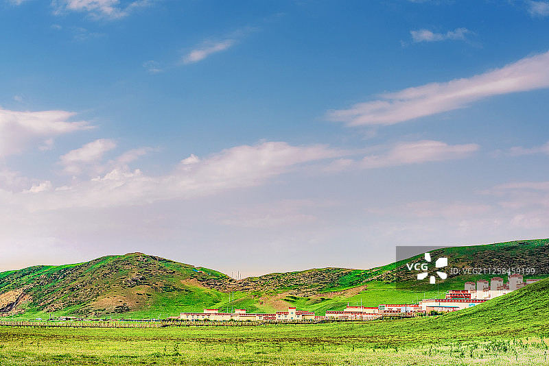 四川西部红原县俄木塘草原中的藏族村庄图片素材
