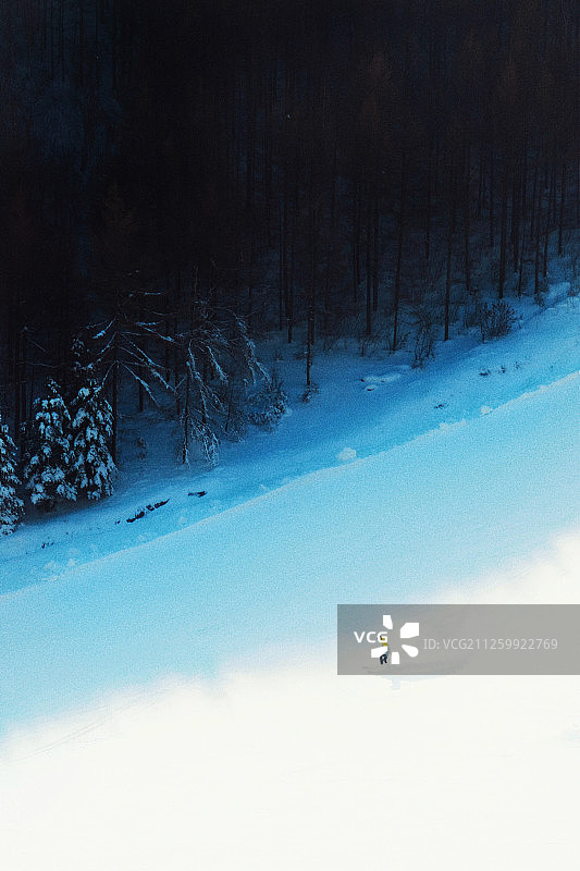 雪地中滑雪的一个人图片素材
