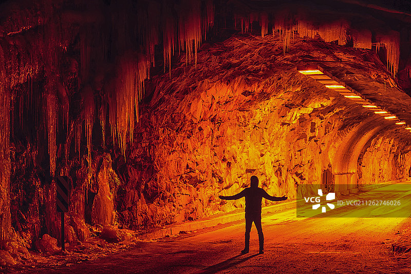 站在冰洞隧道内的一个人图片素材