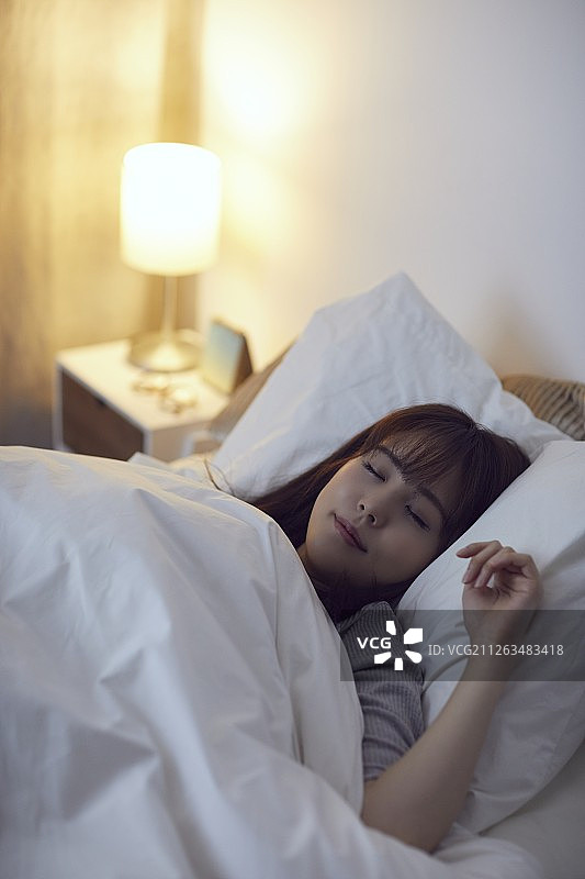 年轻的日本女人在床上图片素材