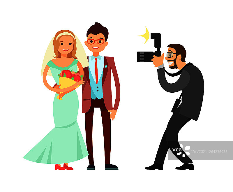 幸福的新婚夫妇和婚礼摄影师向量隔离。新娘身着长裙，捧着一束鲜花，新郎身着棕色西装，戴着蝴蝶结，摄影师拍照。新婚夫妇和婚礼摄影师图片素材