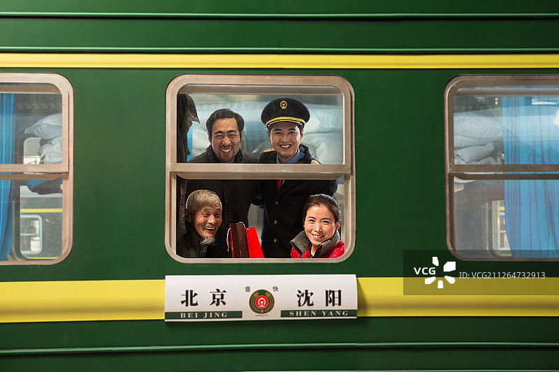 火车乘务员和旅客图片素材