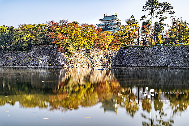 日本大阪城城堡秋天秋叶红叶枫叶倒影反射城墙阳光蓝天旅游图片素材