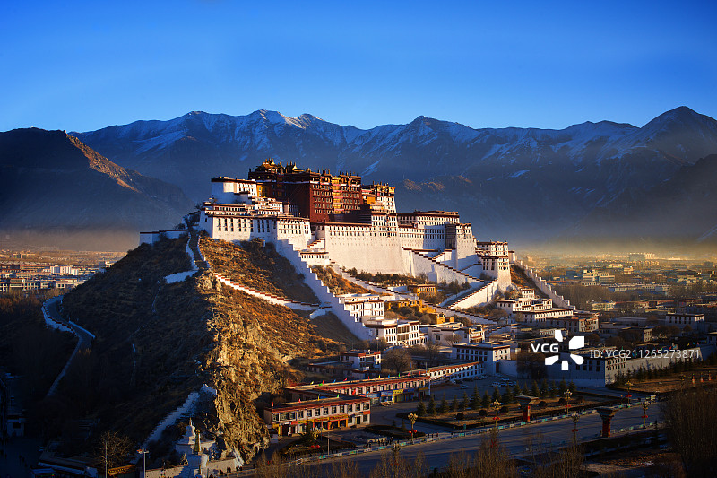 西藏拉萨，清晨的阳光照耀布达拉宫图片素材