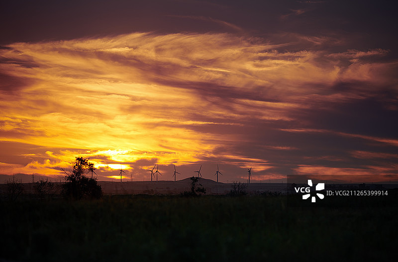 日落时风力涡轮机的剪影图片素材