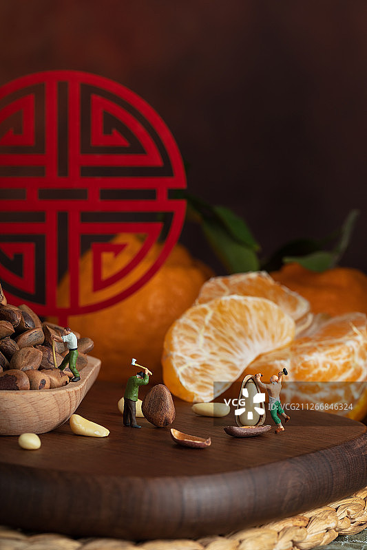 春节节日年货工人挑选松子橘子图片素材