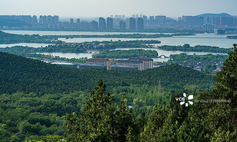 半城青山半城湖+江苏省徐州市泉山森林公园图片素材