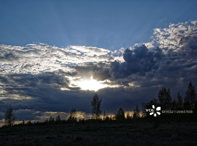 在多云的天空下的草地，日落，俄罗斯Venv图片素材