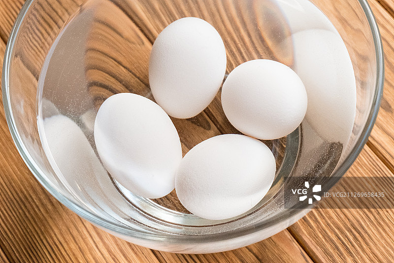 鸡蛋与水在碗中的观点图片素材