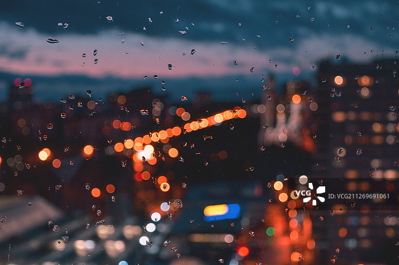 俯瞰俄罗斯Odintsovo市的湿窗图片素材