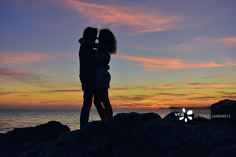 西班牙，圣克鲁斯德特内里费，黄昏时海滩上一对夫妇的剪影图片素材
