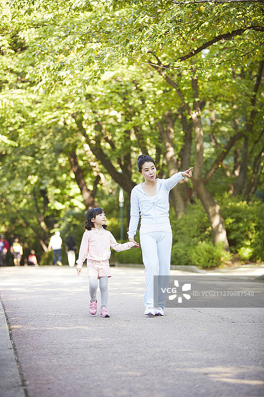 母亲和女儿在公园散步的照片图片素材