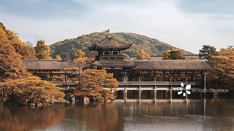 秋叶掩映下的日式庭院、湖水和木桥图片素材