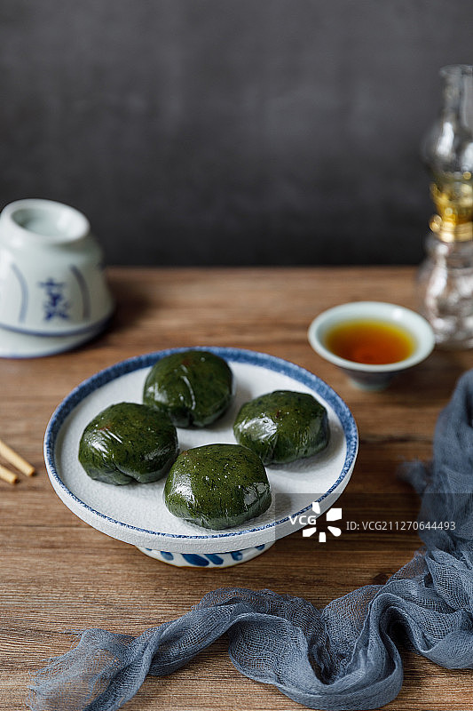中国传统节气节日清明节传统食物艾草青团中国茶图片素材