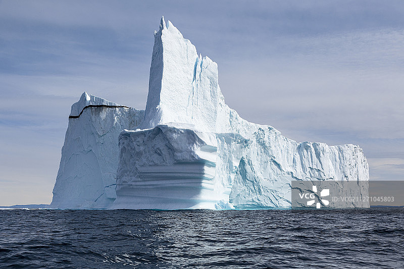 雄伟高耸的冰山在阳光明媚的蓝色大西洋格陵兰岛图片素材