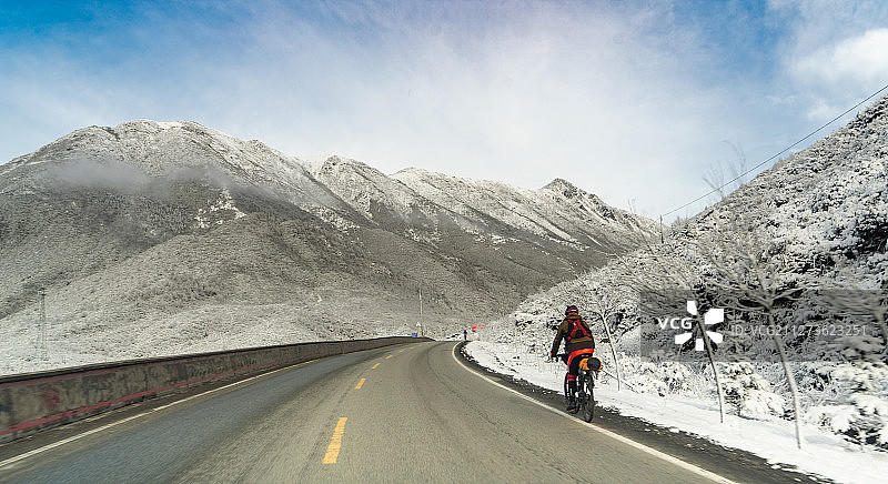 通往雪山的道路图片素材