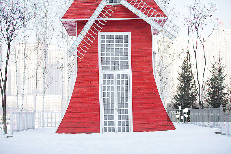 雪中的红房子图片素材