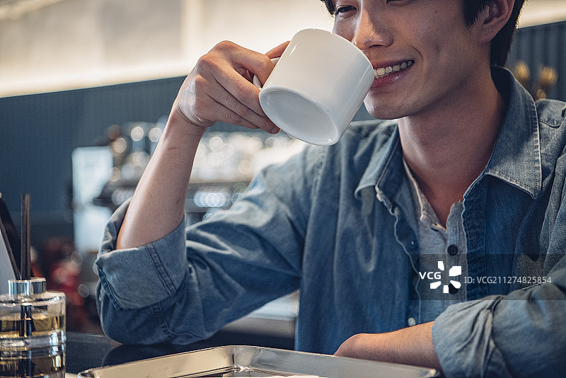 咖啡师在咖啡馆喝咖啡的照片图片素材