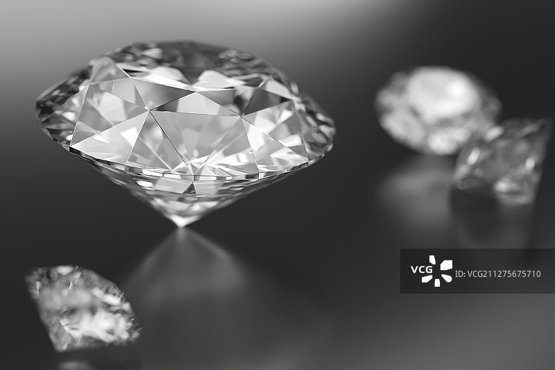桌面上摆放的晶莹剔透的钻石图片素材
