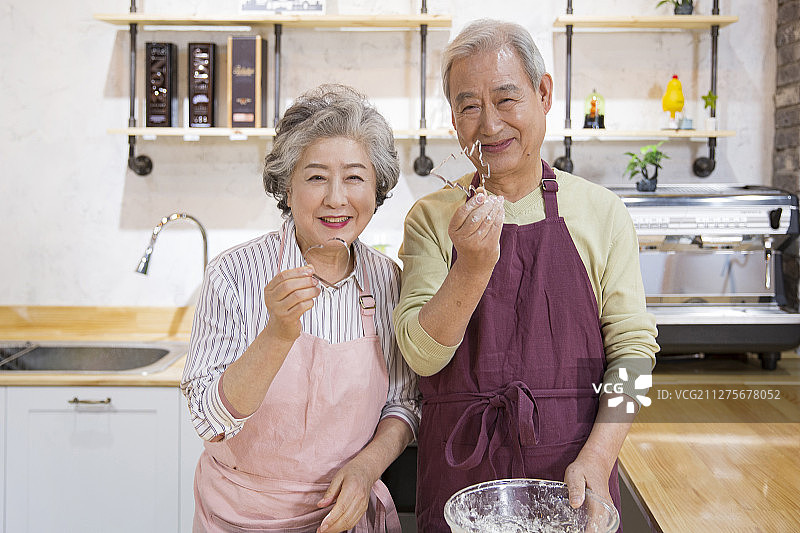 快乐老年生活理念。老年夫妇日常生活中的健康活动图片素材