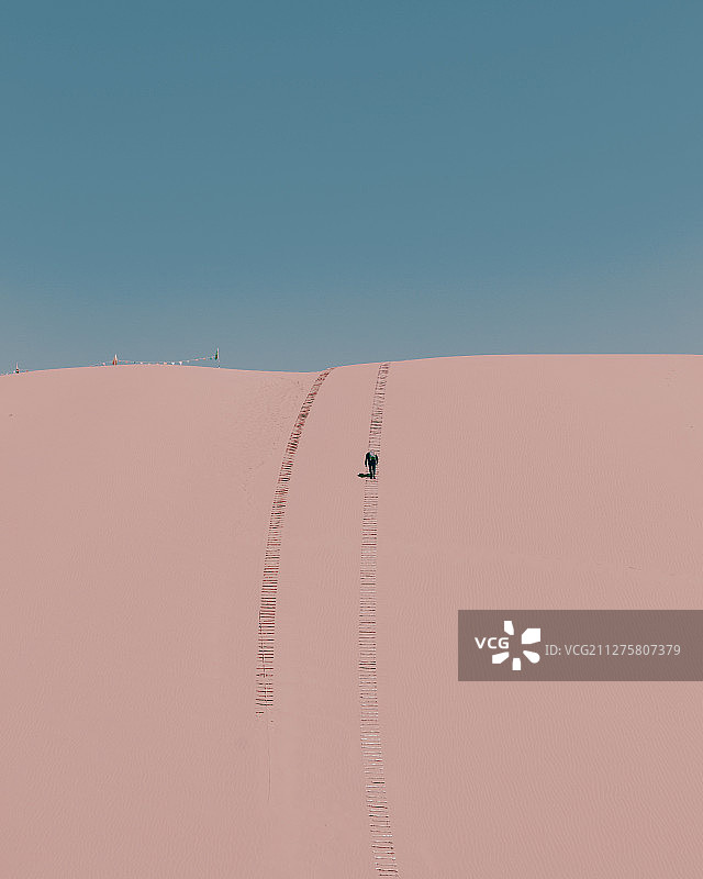 沙漠中行走的一个人图片素材