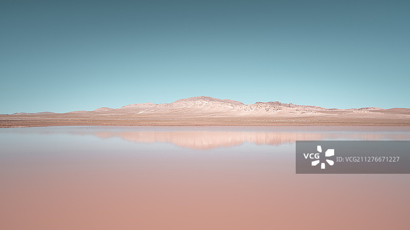灰粉色的盐湖倒影图片素材