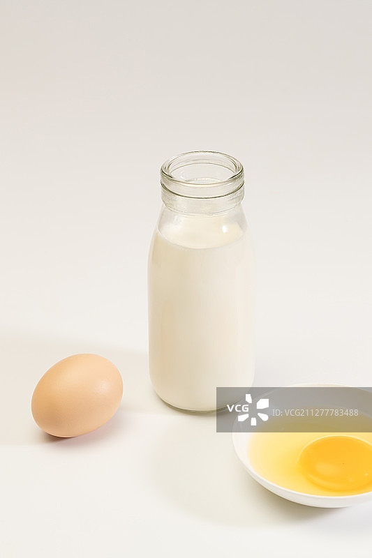 营养早餐鸡蛋和牛奶图片素材