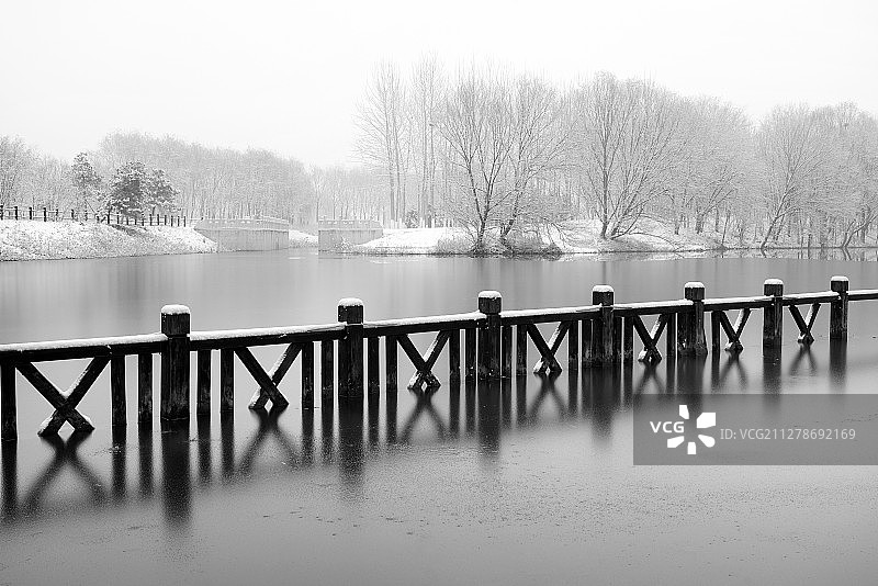 下雪后的湖边风景图片素材