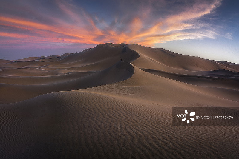 库木塔格沙漠的傍晚图片素材