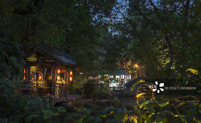 成都锦里古镇老街中式古典建筑民居夜景图片素材