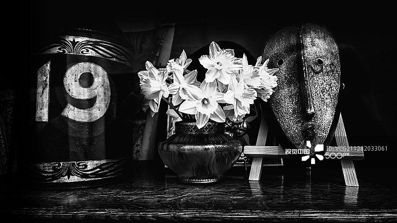 桌上花瓶里的花朵特写镜头图片素材