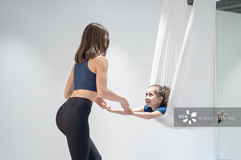妈妈和女儿在健身房做瑜伽图片素材