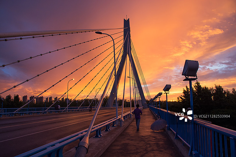 大桥上的落日余晖图片素材