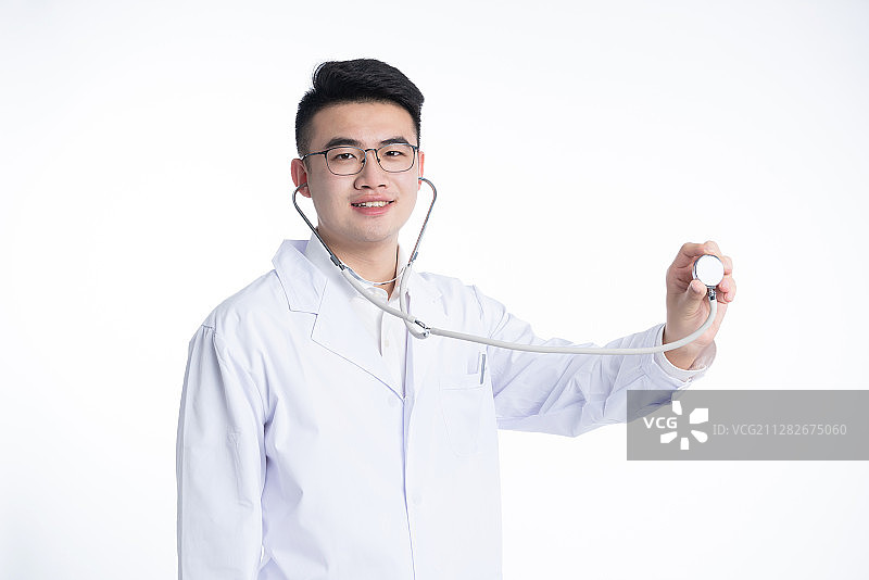 一位亚洲的年轻男医生看向镜头做出手势图片素材