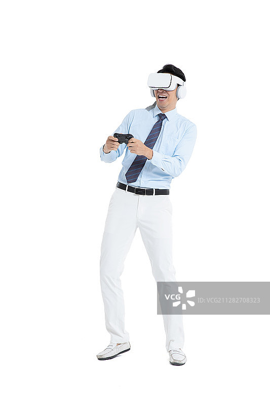 带着VR眼镜的年轻男性图片素材