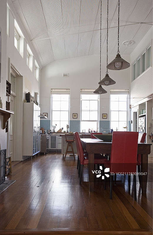 餐桌和厨房在通高的内部，拱形的白色木制天花板图片素材