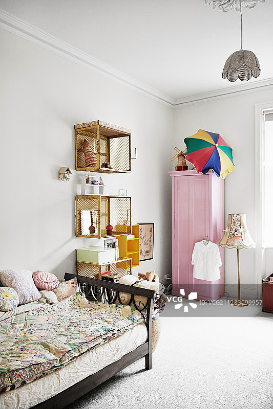 女孩卧室里的床，用旧板条箱做的架子和粉色衣柜图片素材