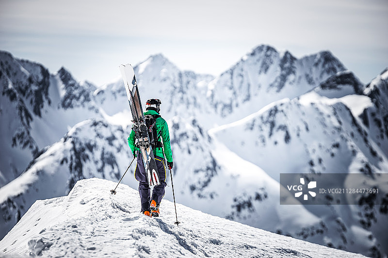 一名背着滑雪板在雪山中徒步旅行的男子，安德马特，瑞士图片素材