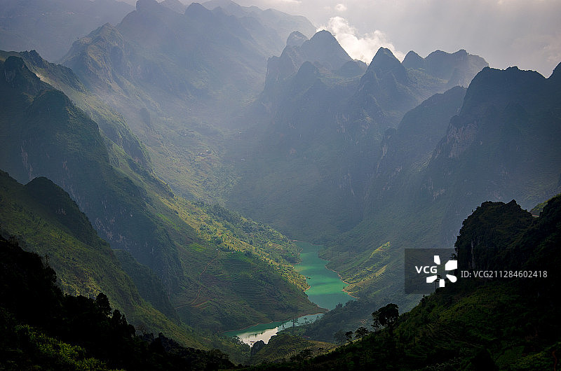 越南北干省富通的田园诗般的风景，湖在山谷被高山包围图片素材