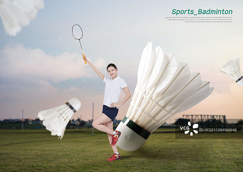 女子拿着羽毛球拍的巨型羽毛球的数字合成图像图片素材