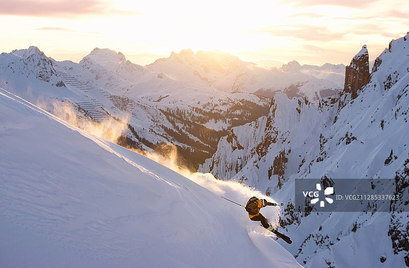 滑雪者骑下来的观点，莱赫，奥地利，沃拉尔伯格图片素材