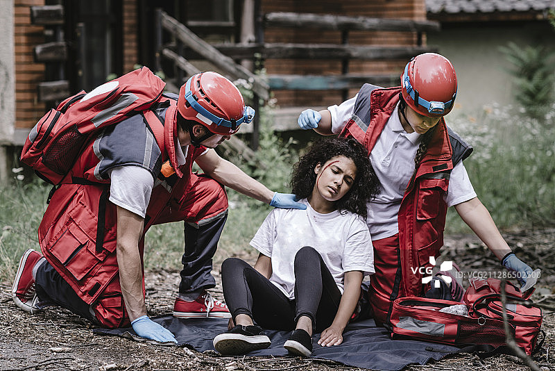 救援队正在帮助受伤的妇女图片素材