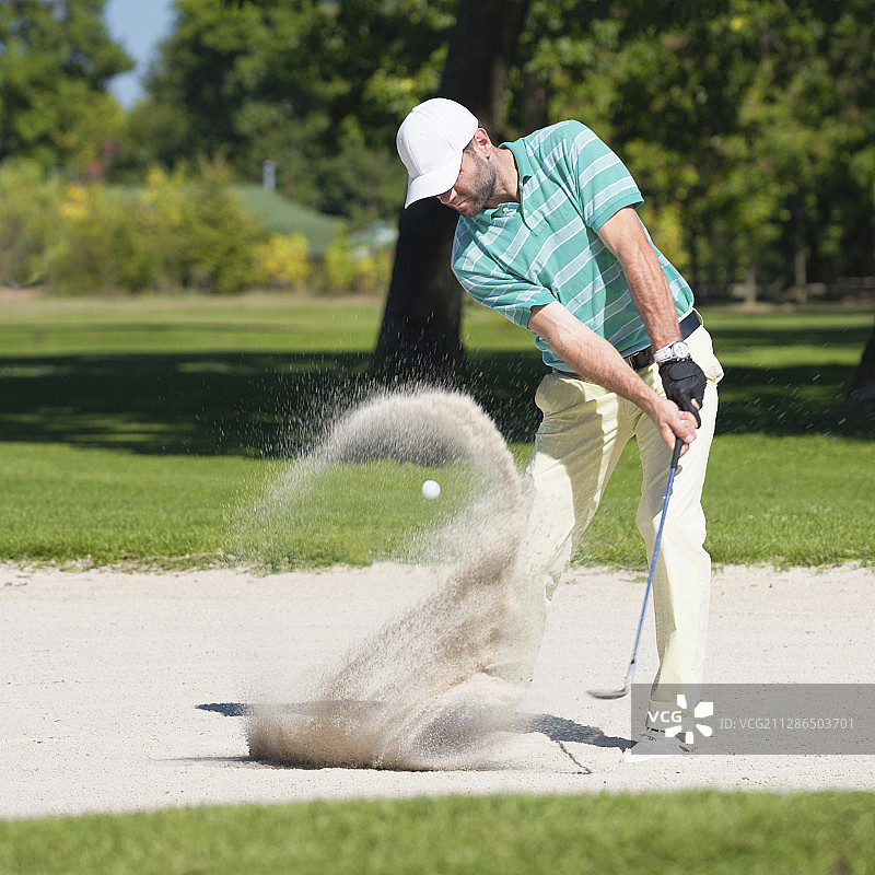 高尔夫球手在沙坑图片素材