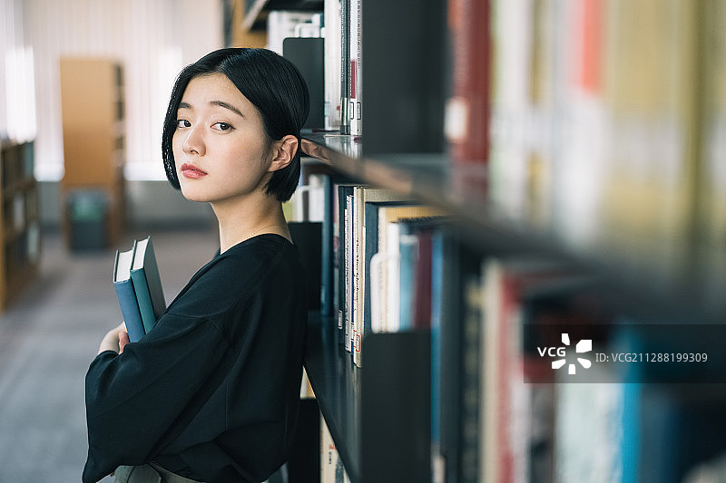 女大学生图书馆图书馆摄影合作:日本京都大学图片素材