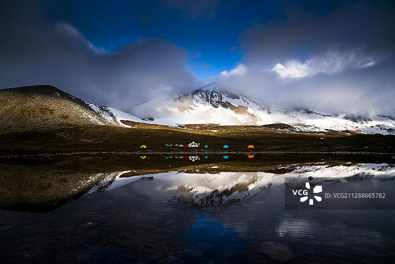 西藏山南库拉岗日雪山下的一个湖泊图片素材
