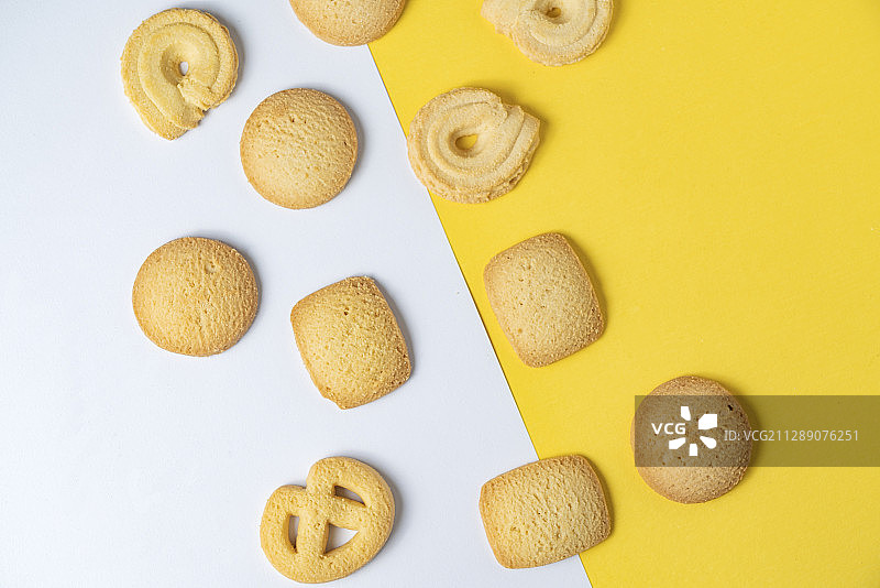 黄色和白色背景的曲奇饼干图片素材