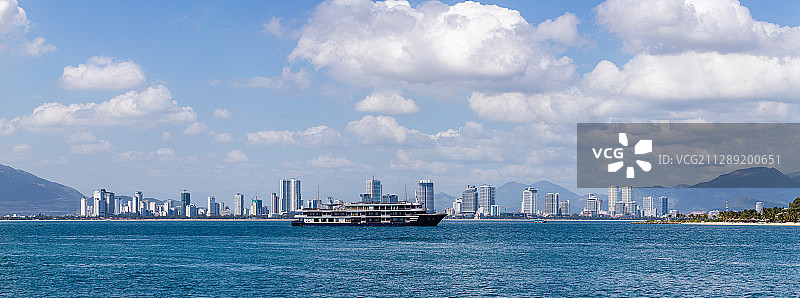 海上远眺越南芽庄城市风光游轮蓝天白云图片素材