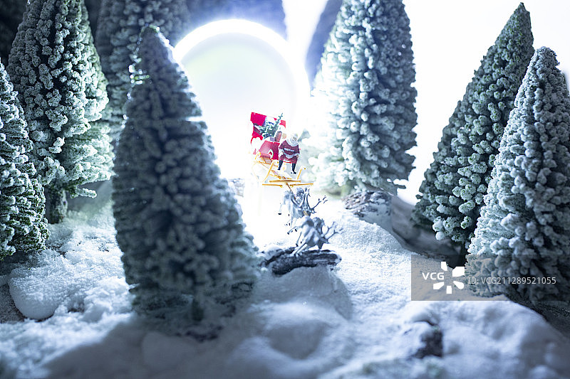 穿梭时空门的圣诞老人驾着驯鹿雪橇送圣诞礼物图片素材