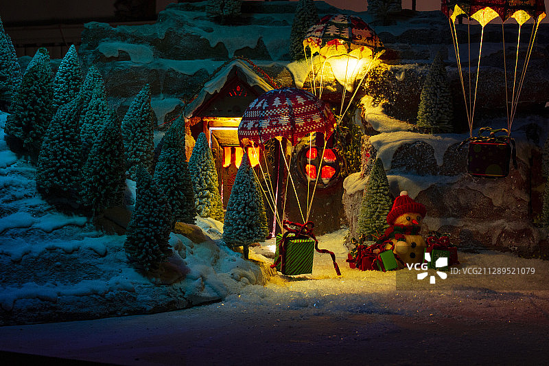 夜晚降落伞和圣诞礼物创意微景观静物图片素材